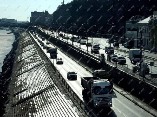 Közlekedés - Budapest - Duna-parti gépjárműforgalom