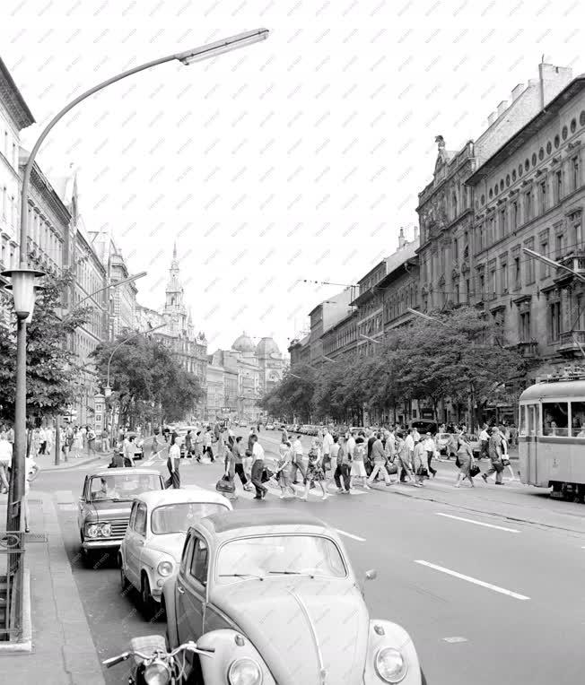 Városkép-életkép - Forgalom a Lenin körúton