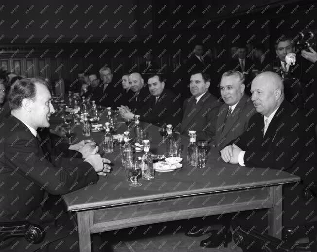 Külkapcsolat - A Szovjetunió párt- és kormányküldöttsége