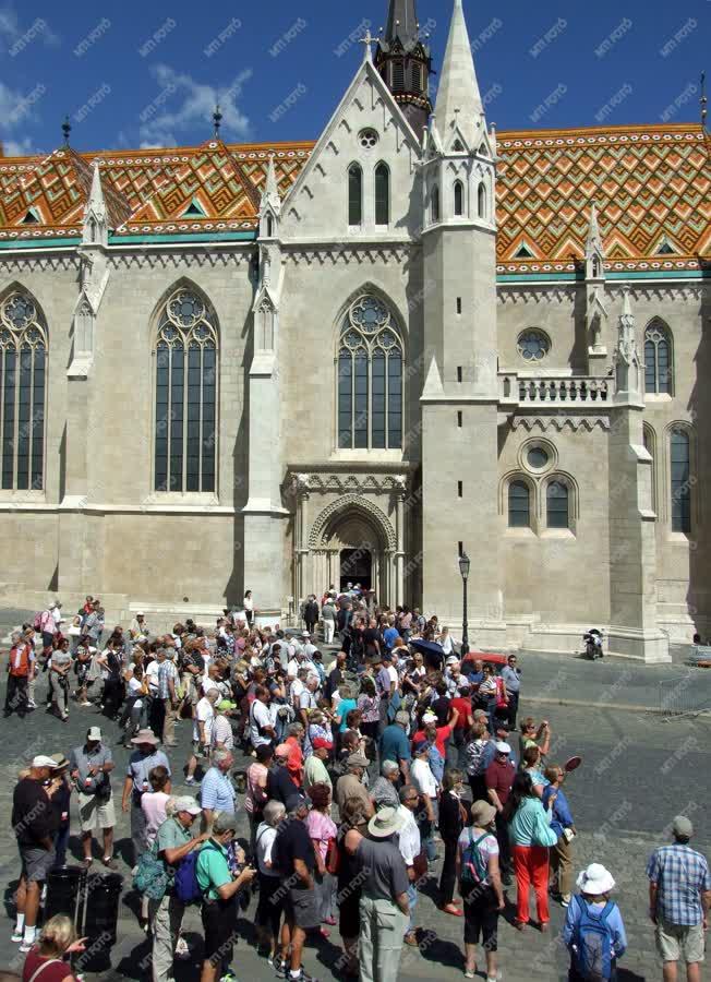 Idegenforgalom - Budapest - Turisták a Mátyás-templomnál