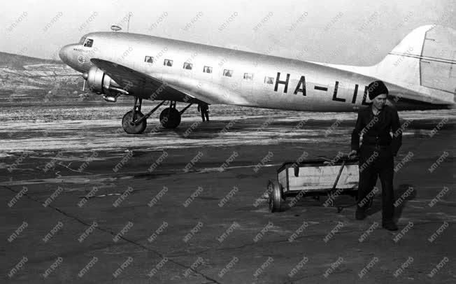 Közlekedés - Légi közlekedés - Repülőgép a betonon
