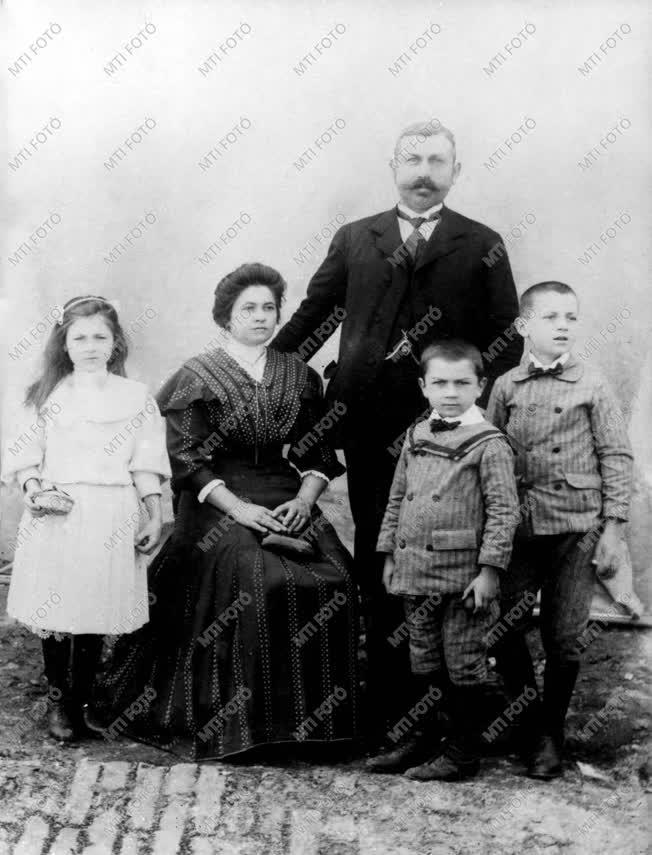 Illyés Gyula szüleivel és testvéreivel