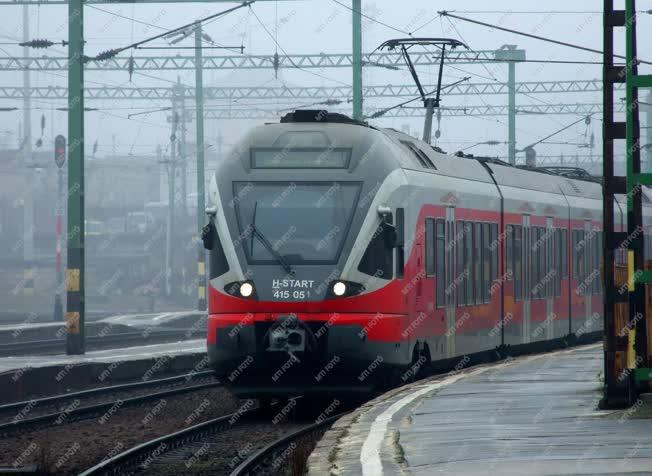 Közlekedés - Budapest - Vonat a Déli pályaudvaron