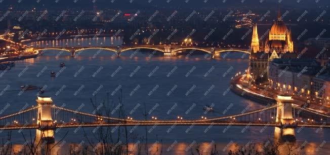 Budapest - Kivilágított Duna-hidak