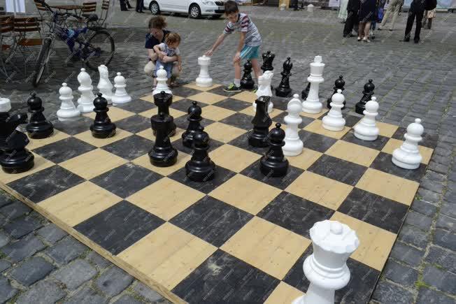 Szabadidő - Budapest - Óriás sakk az óbudai Fő téren