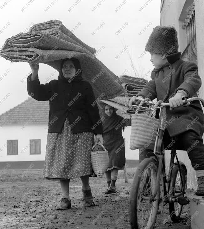 A szerző válogatása - Tápéi gyékényesek