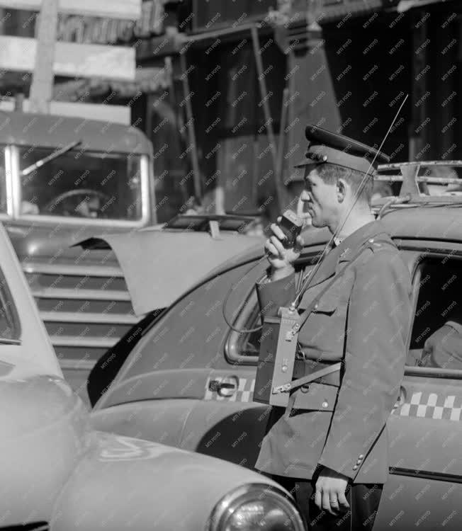 Rendőrség - URH rádióval felszerelt közlekedési rendőr