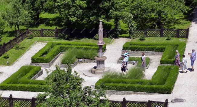 Városkép - Idegenforgalom - Visegrádi Királyi Palota kertje 