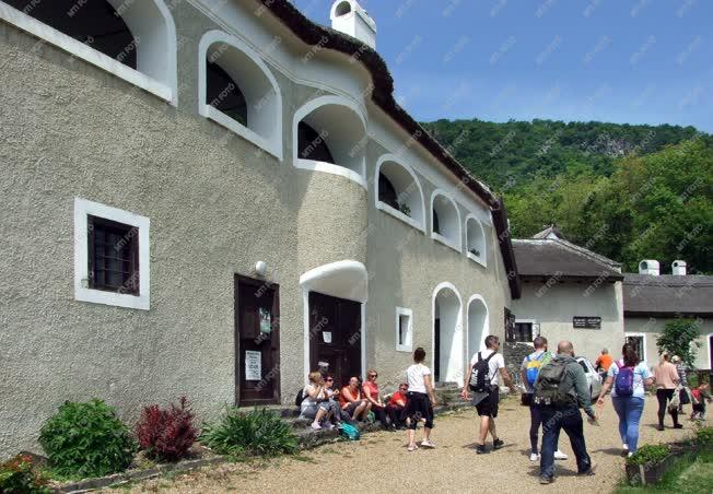Idegenforgalom - Badacsony - Turisták Szegedy Róza házánál