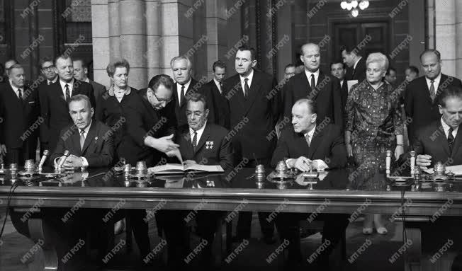 Politika -Magyar-szovjet segítségnyújtási és barátsági szerződés