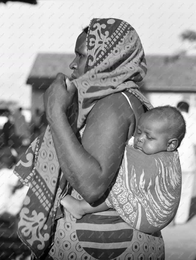 Életkép - Nő gyermekével Tanzániában