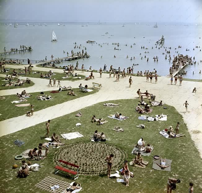 Szabadidő - Turizmus - Balatoni strand