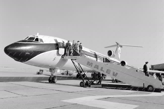 Külkapcsolat - Közlekedés - TU-154 repülőgépet vásárolt 