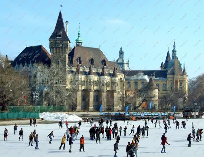 Városkép - Budapest - Korcsolyázók a Műjégpálya jegén