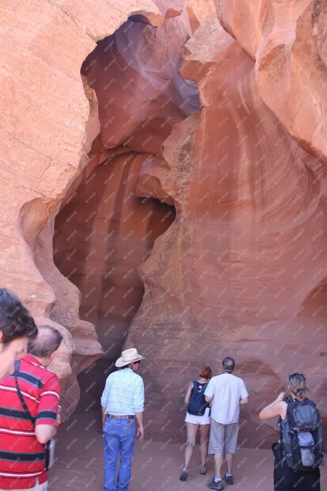Természet - Turisták az Antilop-kanyonban