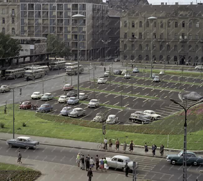 Közlekedés - Parkoló az Engels téren