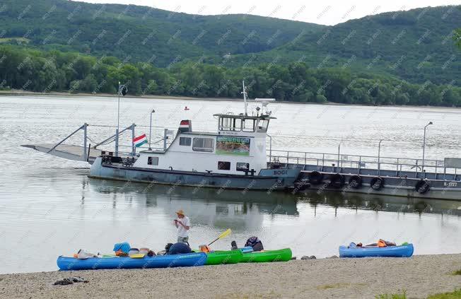 Turizmus - Szob - Pihenő kenusok 