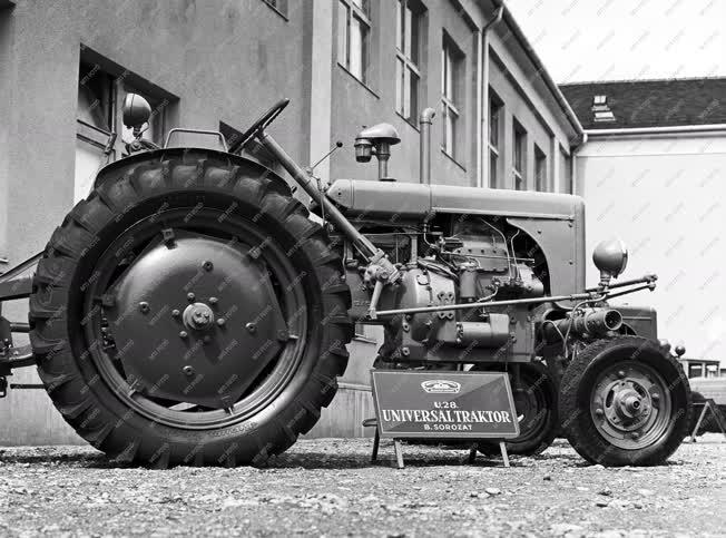 Mezőgazdaság - Kiállítás - U-28 traktor