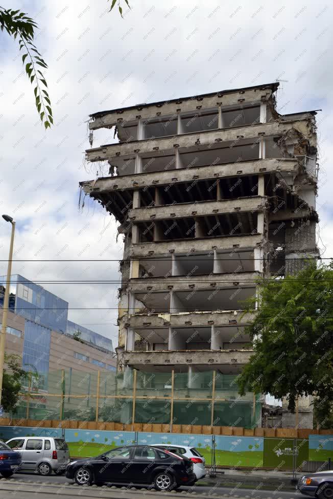 Épület - Budapest - Bontás alatt a volt Ipari Minisztérium épülete
