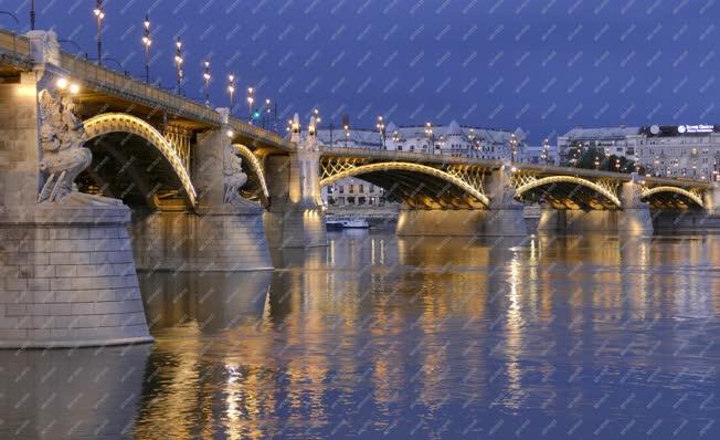 Városkép - Budapest - Margit híd esti kivilágításban