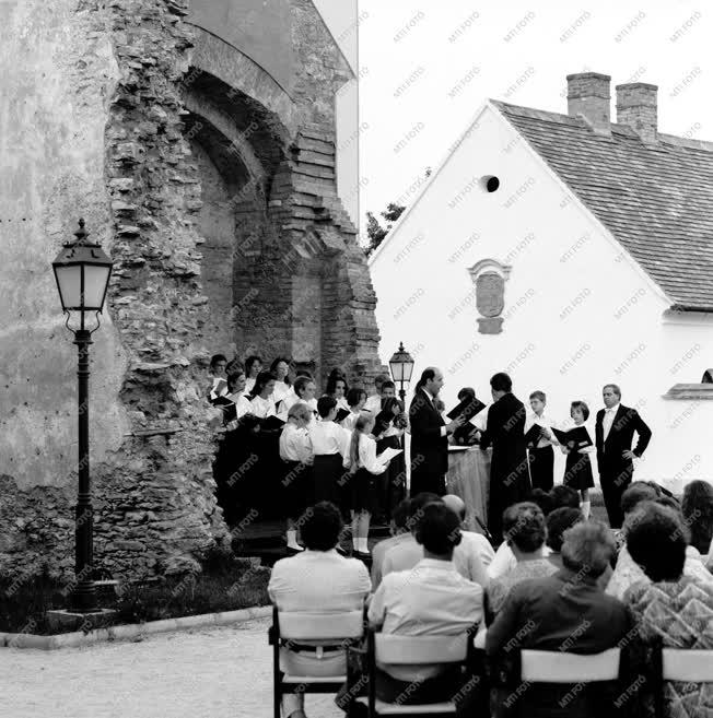 Kultúra - Majki Nyár '90 - Koncert a majki templom tövében