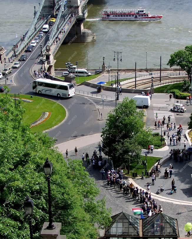 Idegenforgalom - Budapest - Turisták a Clark Ádám téren