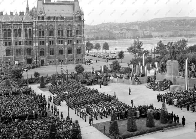 Ünnepség - Az új Kossuth-szobor leleplezése