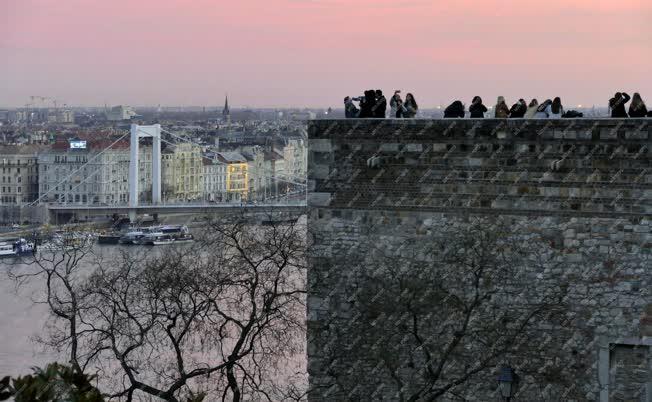 Városkép - Budapest - Turisták a Budai Várban