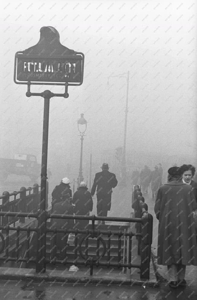 Városkép - Londoni köd a Vörösmarty téren