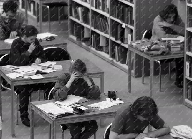 Könyvtár - Vizsgaidőszak - Diákok az OSZK-ban