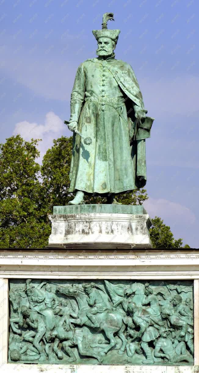 Kultúra - Budapest - Bocskai István szobra és emléktáblája a Hősök terén