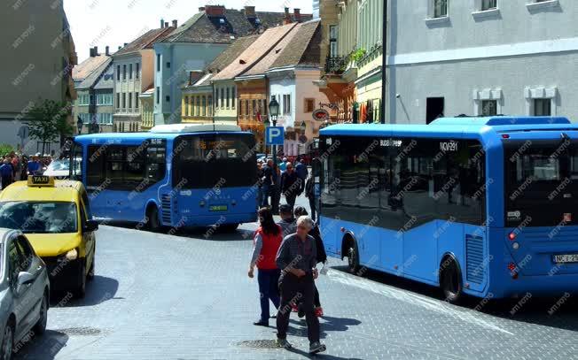 Városkép - Budapest - Modern autóbuszok a Várban