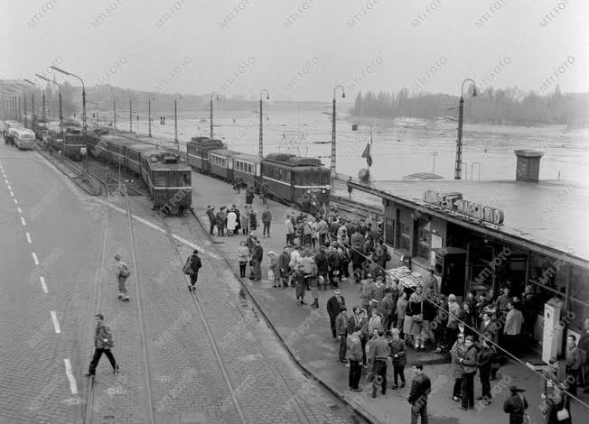 Városkép-életkép - Sport - Túrázók a budapesti HÉV-állomáson