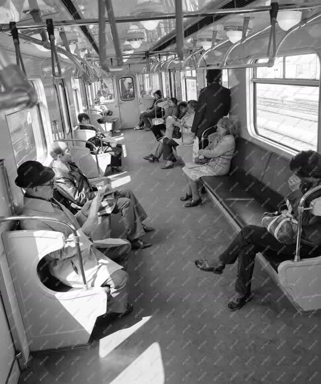 Közlekedés - Utasok a metró szerelvényben