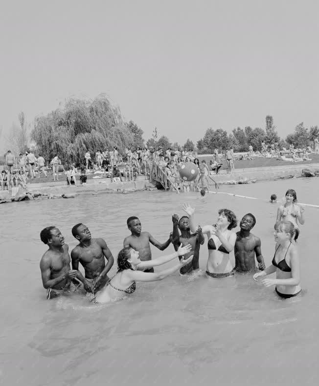 Életkép - Külföldi fiatalok a zánkai strandon