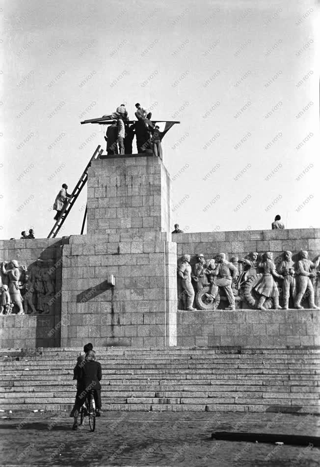 Ötvenhat emléke - A ledöntött Sztálin-szobor talapzata