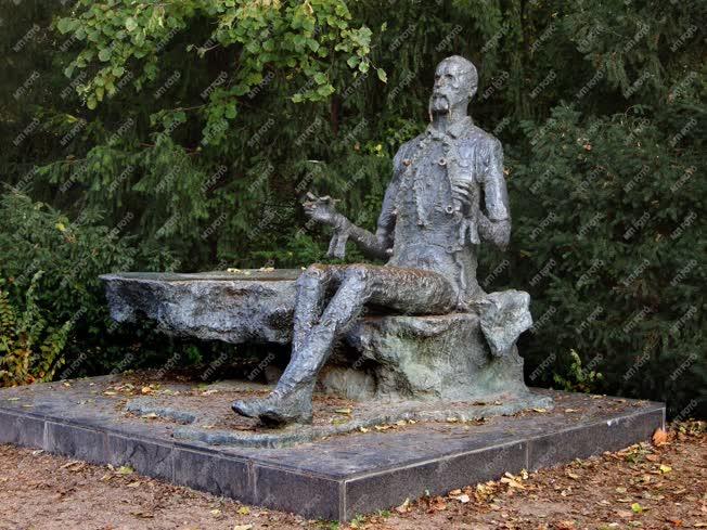 Köztéri szobor - Budapest - Madách Imre szobra