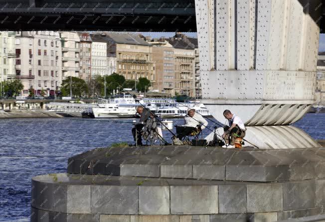 Szabadidő - Budapest - Sporthorgászok az Erzsébet hídnál