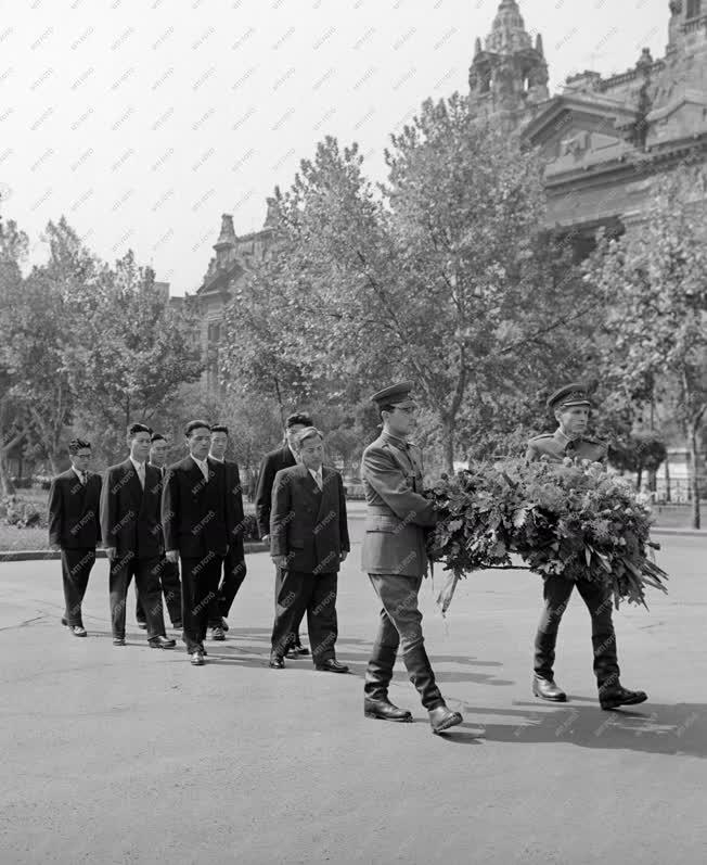 Évforduló - Koszorúzás Korea felszabadulásának 16. évfordulója alkalmából