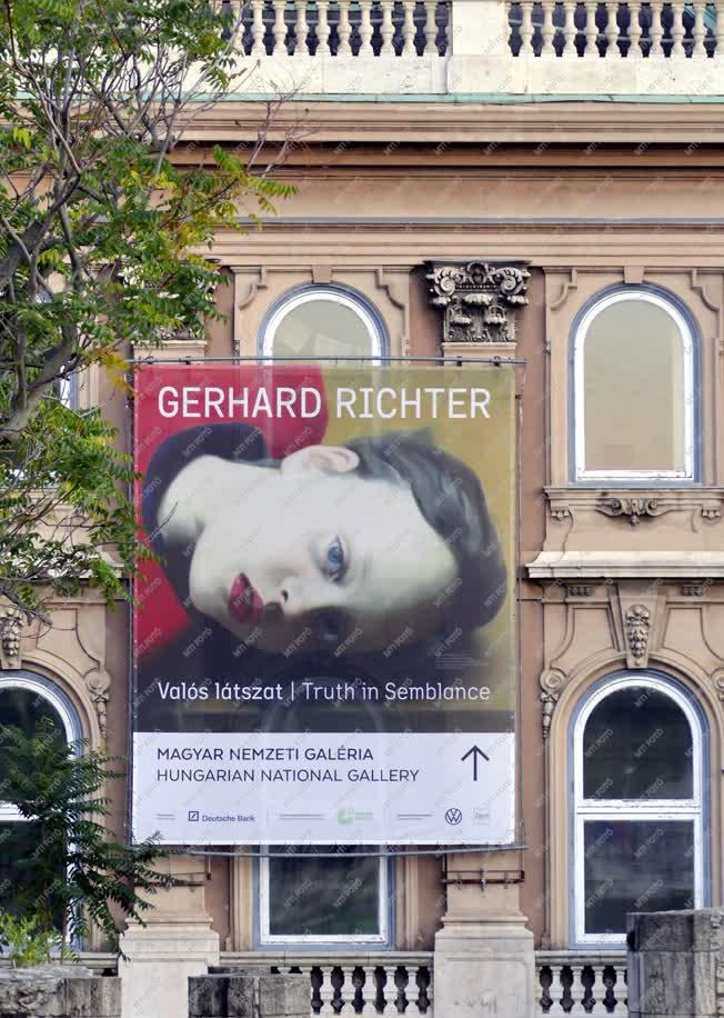Kultúra - Budapest - Kiállítási plakát a Magyar Nemzeti Galéria épületén