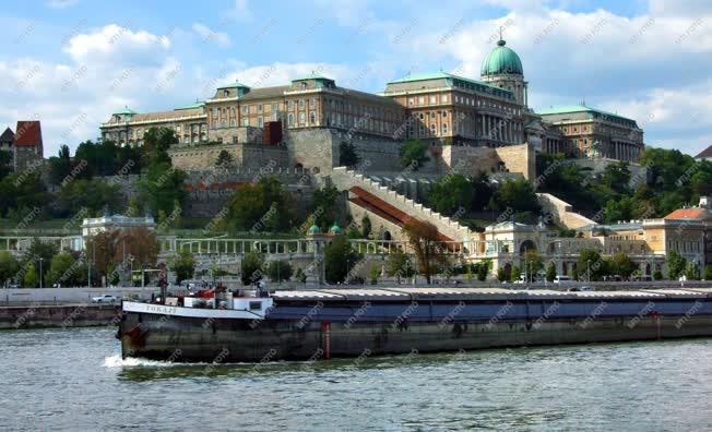 Közlekedés - Budapest - Vízi teherszállítás a Dunán