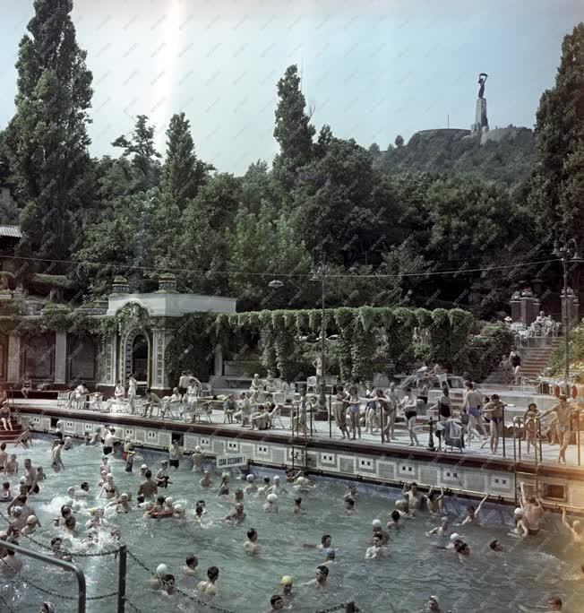 Szabadidő - Strandolók a Gellért fürdőben