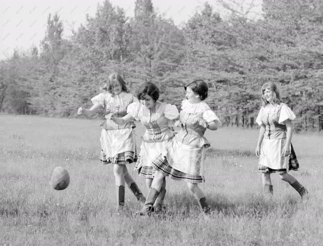 Városkép-életkép - Népviseletbe öltözött lányok focizna