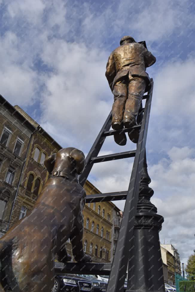 Köztéri szobor - Budapest - Lámpagyújtó a Teleki téren