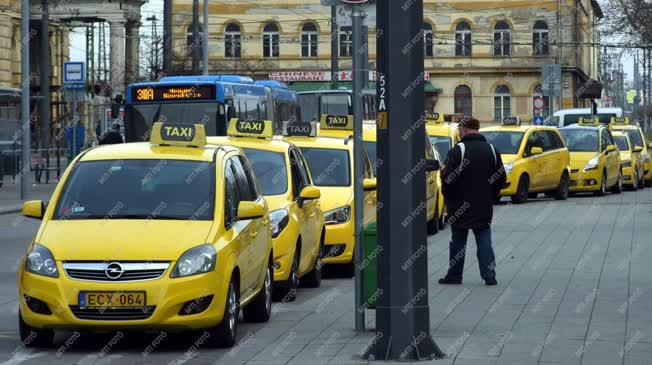 Közlekedés - Budapest - Taxik a Keleti pályaudvarnál