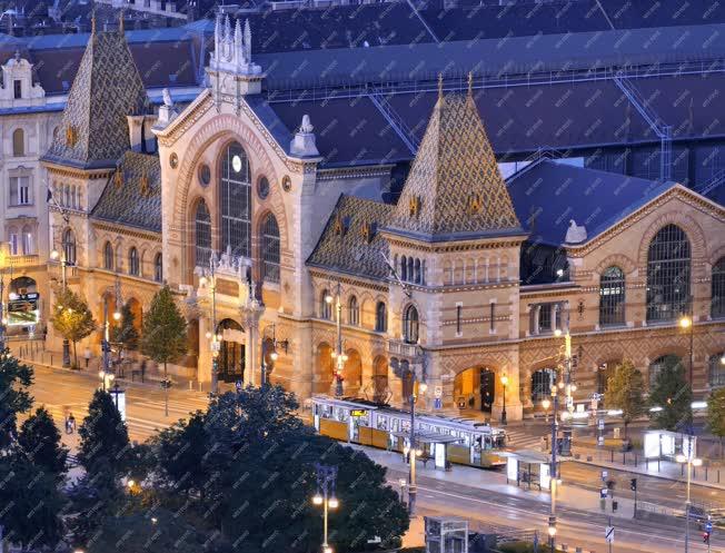 Városkép - Budapest - A Központi Vásárcsarnok esti kivilágításban