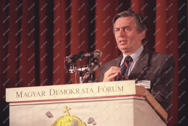 Párt - Megkezdődött az MDF III. országos gyűlése