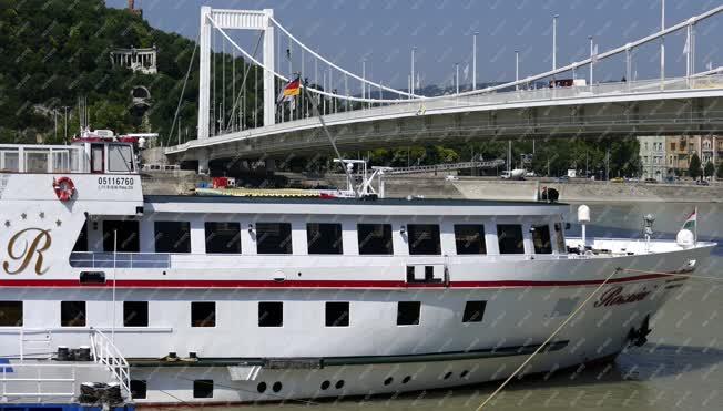 Turizmus - Budapest - Külföldi hotelhajó az Erzsébet hídnál