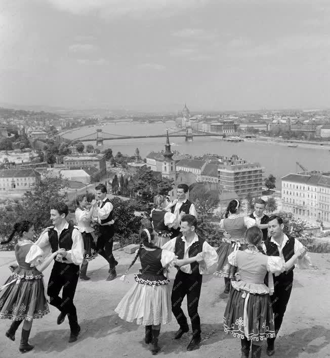 Folklór - A Marx Károly Közgazdaságtudományi Egyetem néptánccsoportja