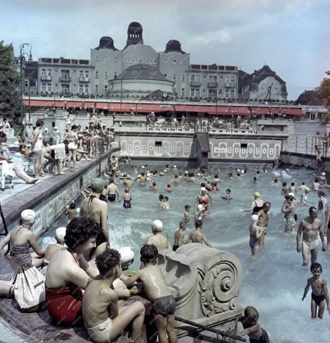 Szabadidő - Strandolók a Gellért fürdőben